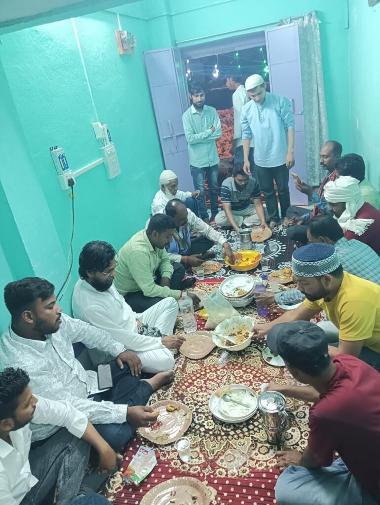 Sahibganj: A Shining Example of Brotherhood at an Iftar Party; Municipal Council Chairman Chhotu Paswan Interacts with People and Listens to Their Grievances.