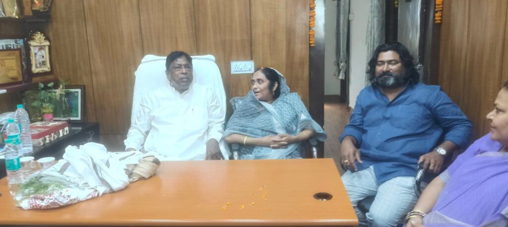 Upon his release from jail, a massive crowd surged in support of Alamgir Alam, creating a festive atmosphere stretching from Ranchi to Pakur.
