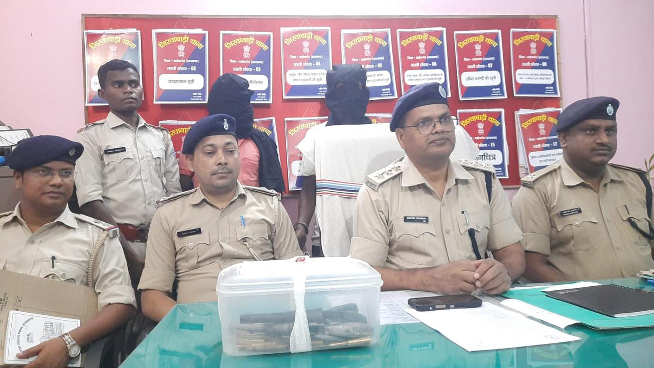 Sahibganj: पिण्ड्रारी पुल के पास लूटपाट में युवक को गोली मारने के मामले में दो आरोपी गिरफ्तार