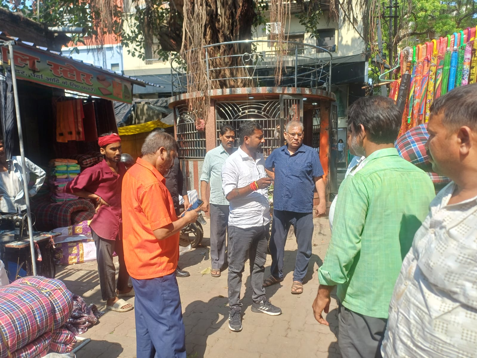 Sahibganj: तेज आंधी में गिरे पेड़ से दुकान क्षतिग्रस्त, नगर परिषद अध्यक्ष ने दिखाई तत्परता, मुआवजा दिलाकर जीता दिल