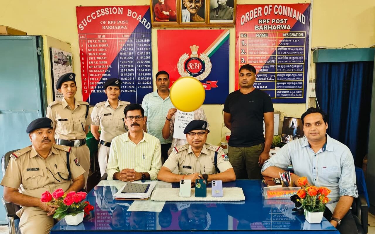 Sahibganj: Teenager involved in stealing mobile phones on trains apprehended at Barharwa station; three mobile phones recovered.