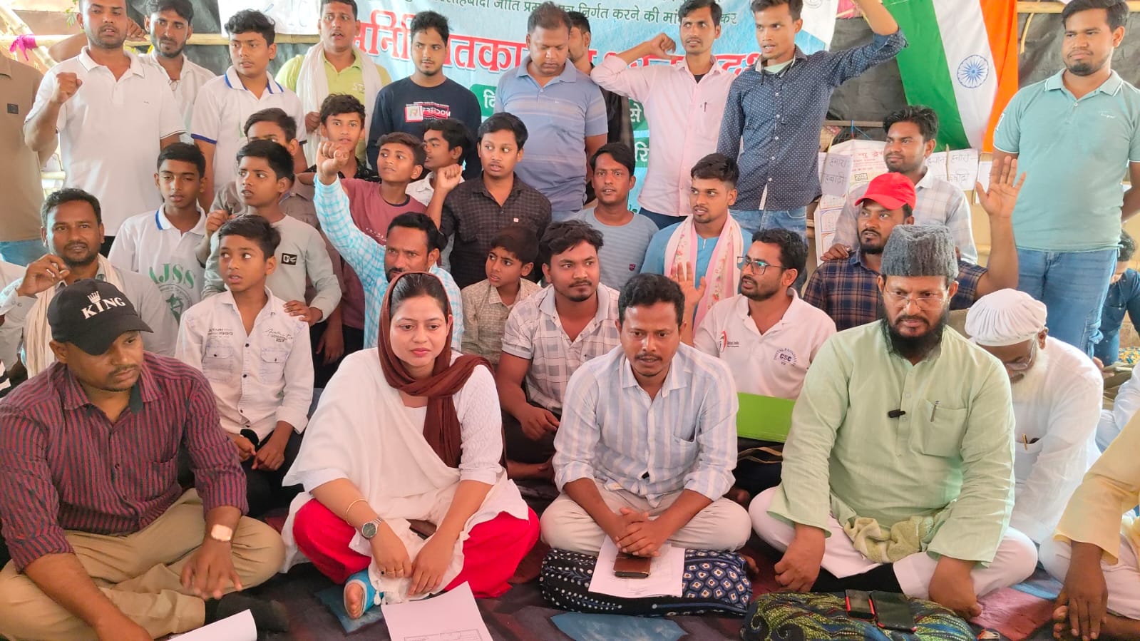 Sahibganj: शेरशाहबादी जाति प्रमाण पत्र आंदोलन को मिला राजनीतिक समर्थन, धरनास्थल पहुंचे अकिल अख्तर और मिस्फिका हसन