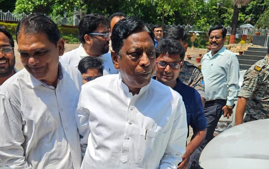 Ranchi: दो साल बाद जेल से बाहर आए आलमगीर आलम, पत्नी निसात आलम और पोते ने किया भावुक स्वागत