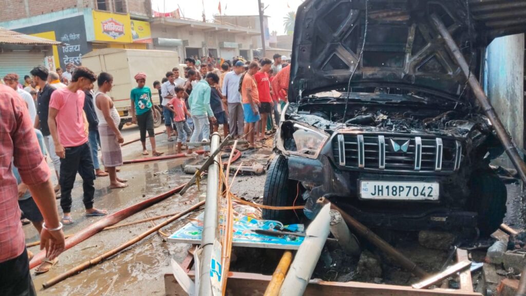 Sahibganj: Scorpio Bursts into Flames Immediately After Crashing into a Wall in Mahadevganj; Two People, Including the Driver, Have a Narrow Escape