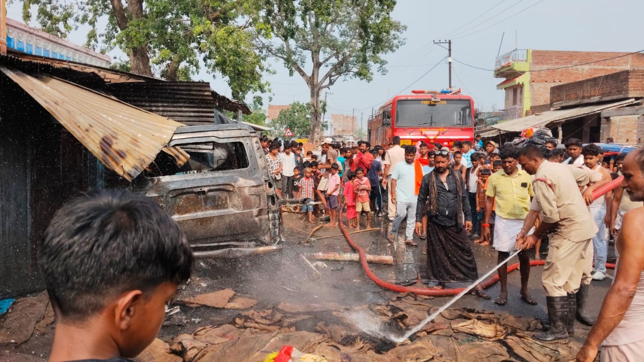 Sahibganj: महादेवगंज में दीवार से टकराते ही धू-धू कर जली स्कॉर्पियो, चालक समेत दो लोग बाल-बाल बचे
