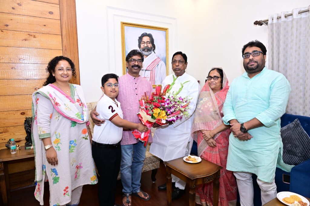 Former Minister Alamgir Alam met with Chief Minister Hemant Soren; political discussions intensified as soon as the photograph surfaced.