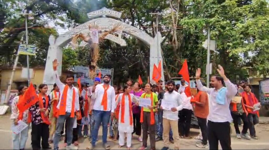 ABVP Stages Fierce Protest Against Restructuring and Cluster System; CM Hemant Soren's Effigy Burnt in Sahibganj