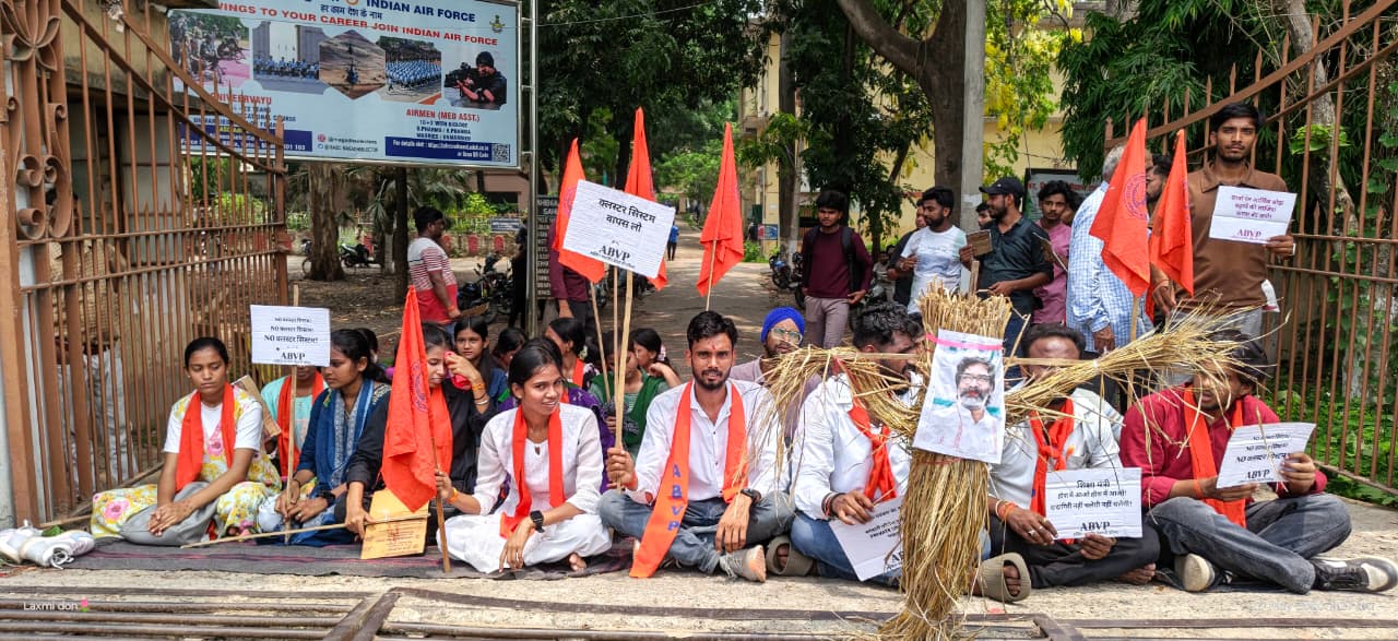 Restructuring और Cluster System के खिलाफ ABVP का उग्र प्रदर्शन, Sahibganj में CM हेमंत सोरेन का पुतला दहन