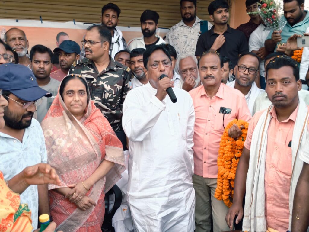 Sahibganj: Former Minister Alamgir Alam arrives in Barharwa after two years; supporters accord him a grand welcome.