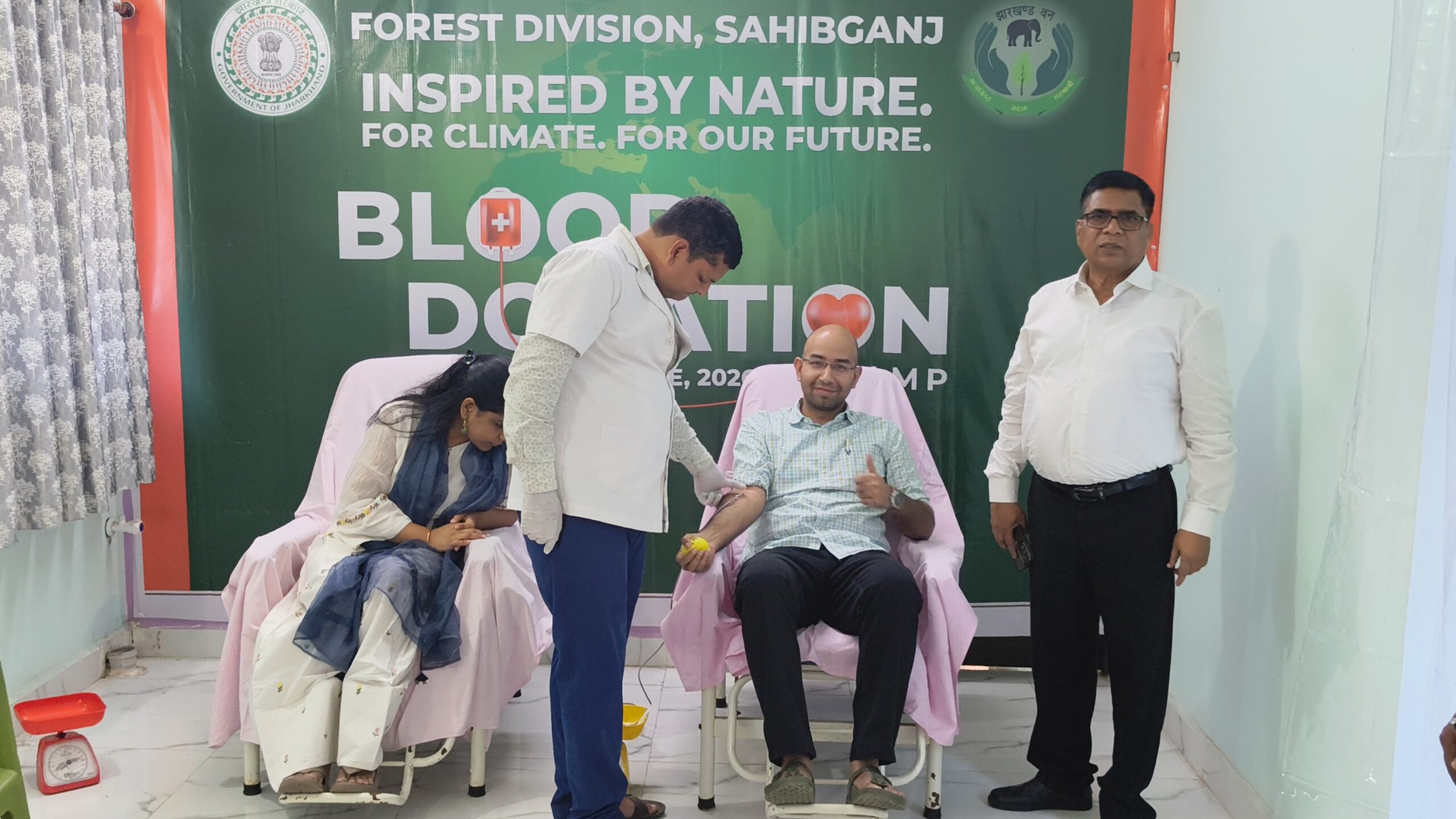 Sahibganj: Spreading the message that blood donation saves lives and tree plantation protects the environment, people join hands in a unique initiative by the Forest Department.
