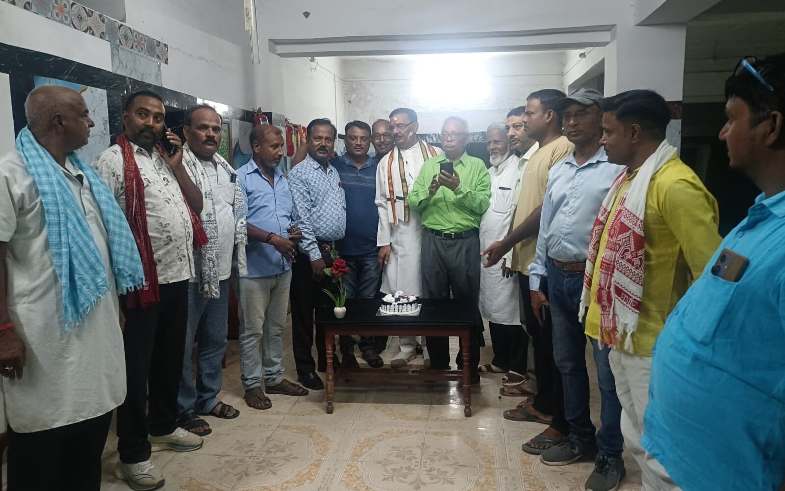 Sahibganj: Showered with good wishes on his 74th birthday, senior Congress leader Anukul Chandra Mishra celebrated the occasion with simplicity.