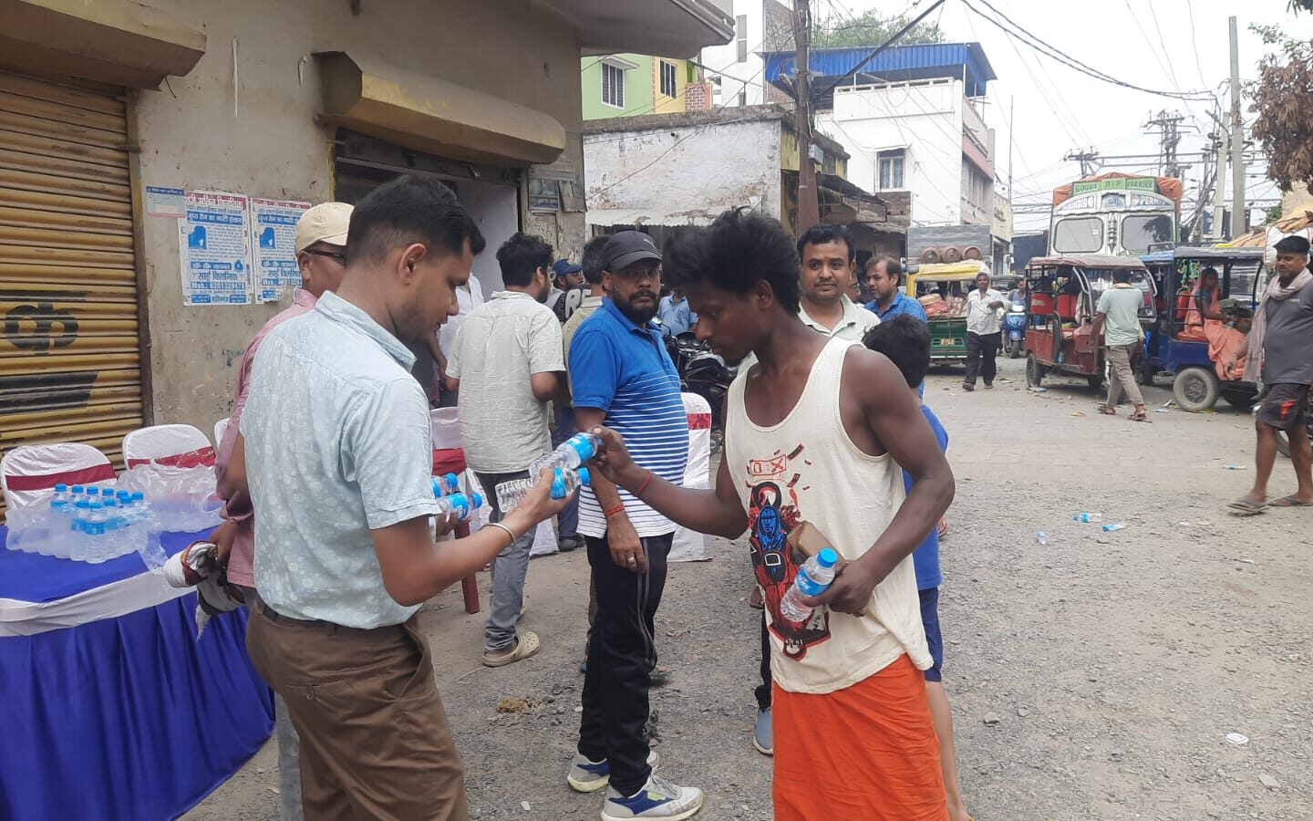 Sahibganj: Business Association Becomes a Source of Relief for Travelers Amidst Scorching Heat; Serves Cold Water to Hundreds of People