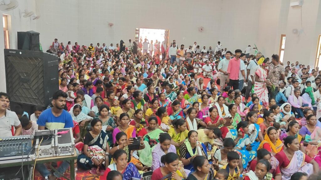 Simdega: A massive crowd turned out for the JMM workers' grand convention; deliberations focused on strengthening the organization and voter awareness.