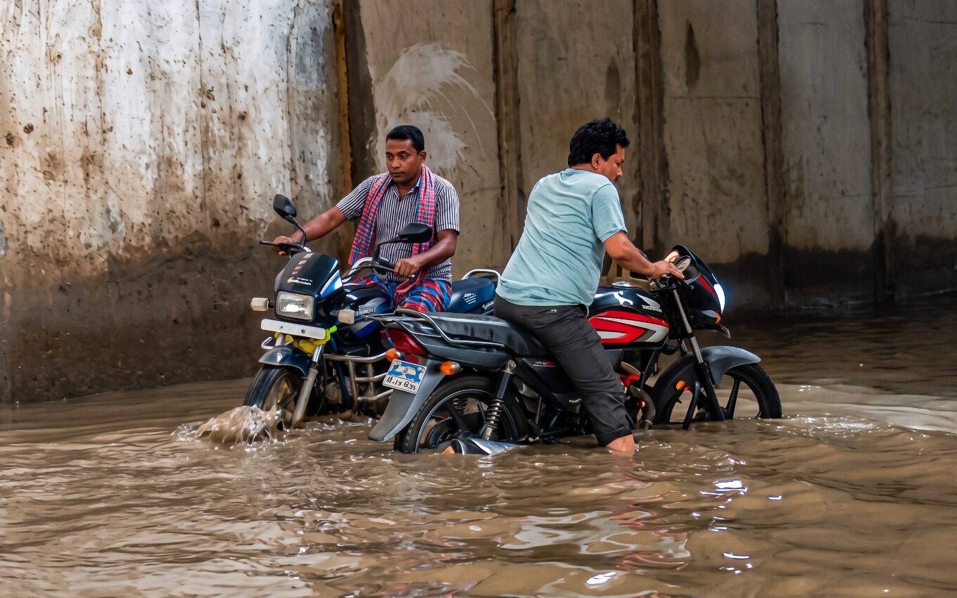 Sahibganj: Underpass or swimming pool? Public anger erupts over waterlogging at Kalyanchak crossing; risk of accidents rises.