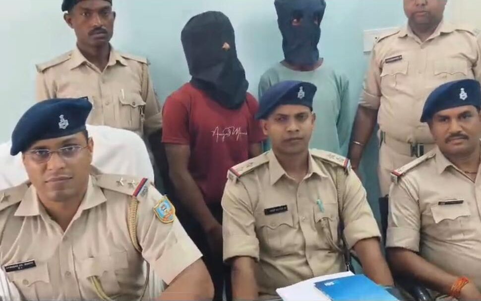 Sahibganj: धनजोरी में एक रात में सात घरों में चोरी का खुलासा, दो आरोपी गिरफ्तार; 10 मोबाइल और चांदी का चेन बरामद
