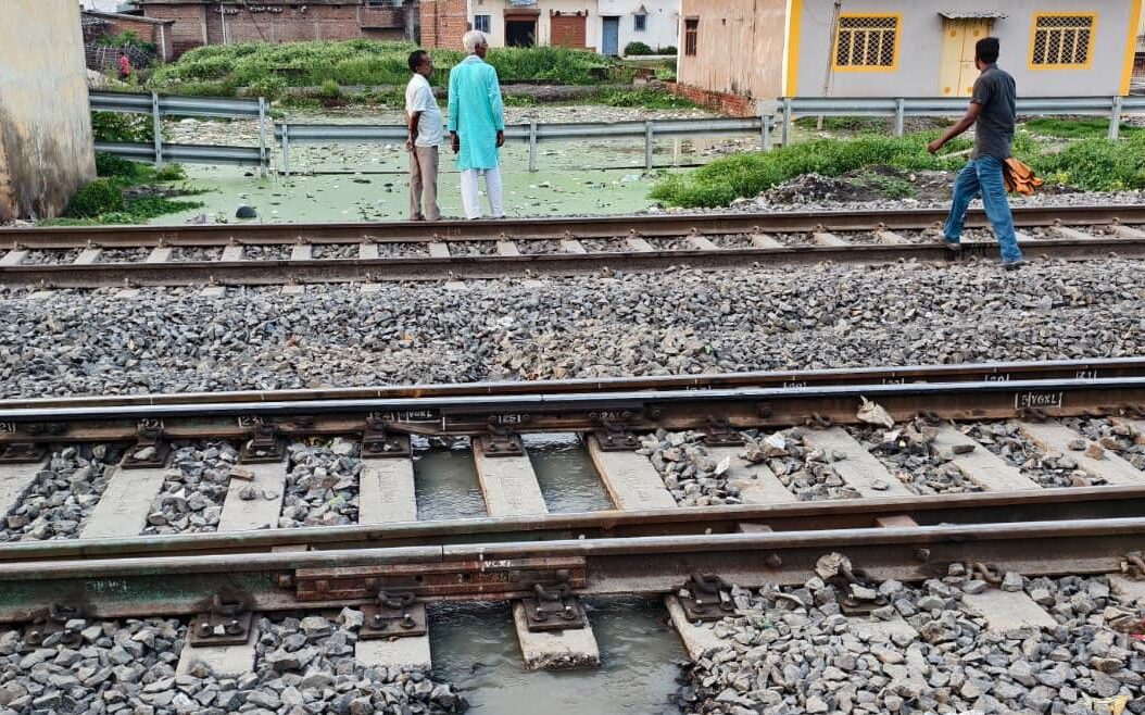 Sahibganj: हल्की बारिश में डूबी मिर्जाचौकी की व्यवस्था, फाटक और रेलवे पुल के पास जलजमाव से लोगों की बढ़ी मुश्किलें