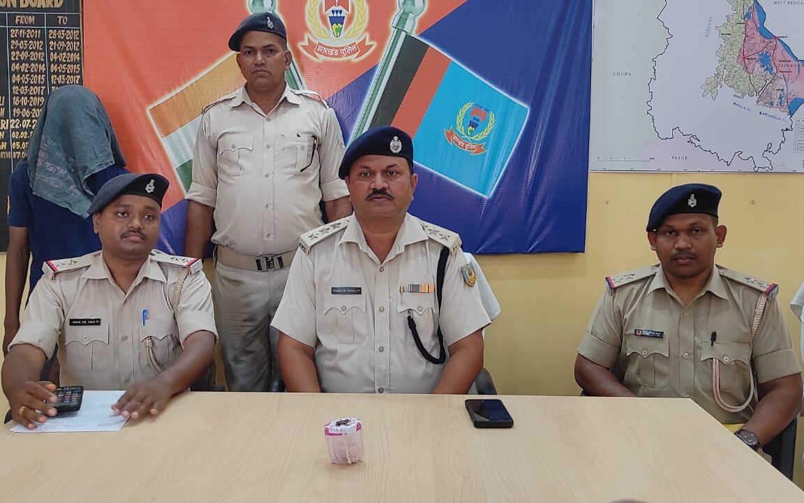 Sahibganj: उधवा ओवरब्रिज के पास MDMA ड्रग्स के साथ युवक गिरफ्तार, पुलिस ने 7.88 ग्राम नशीला पदार्थ किया बरामद
