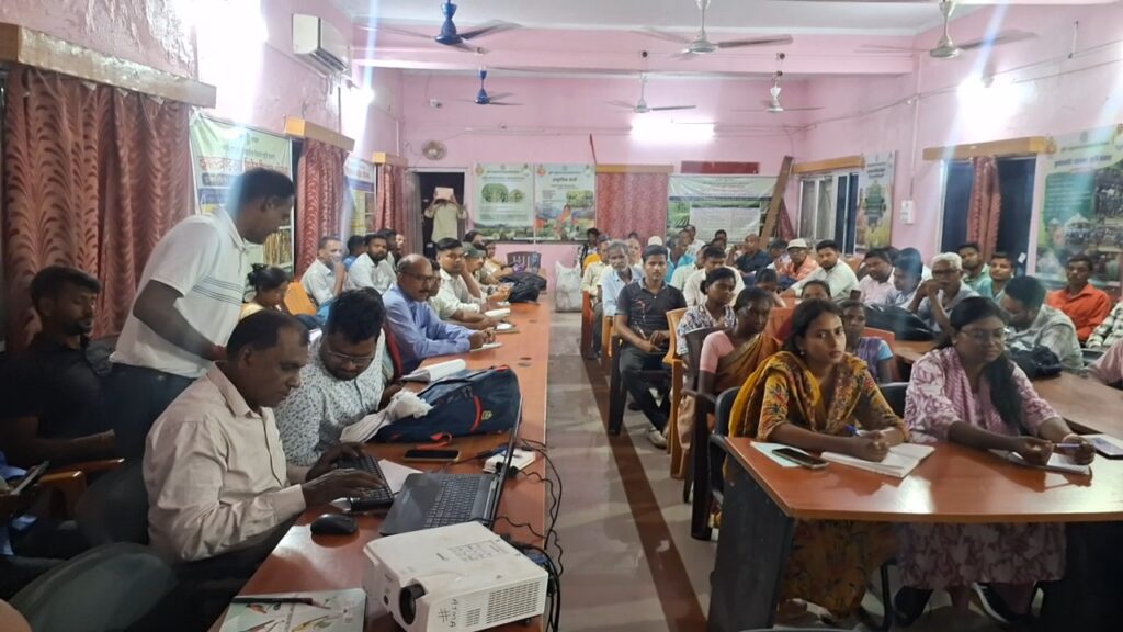 Sahibganj: Farmers receive the mantra of scientific farming during the 'Save the Fields' campaign; emphasis placed on preserving soil fertility.