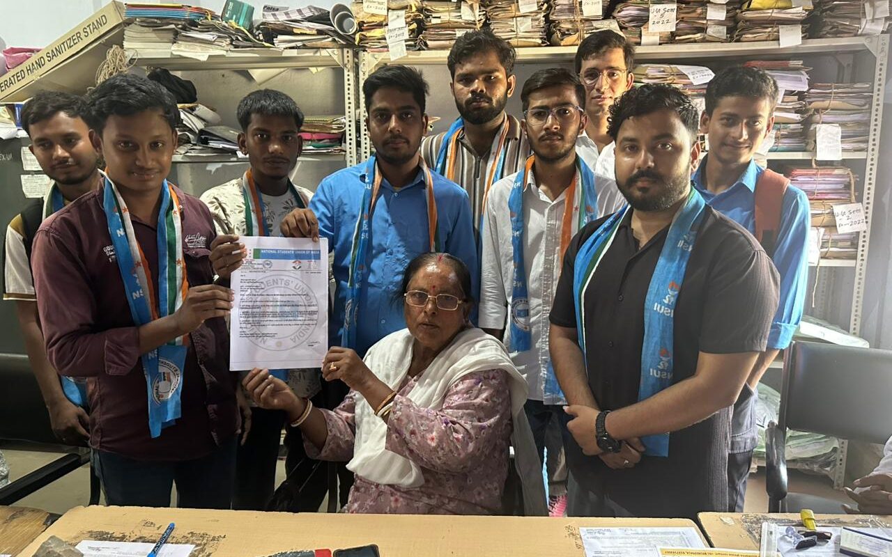 Barharwa: छात्र हितों को लेकर NSUI का विश्वविद्यालय पर दबाव, चार सूत्री मांगों के समर्थन में सौंपा ज्ञापन