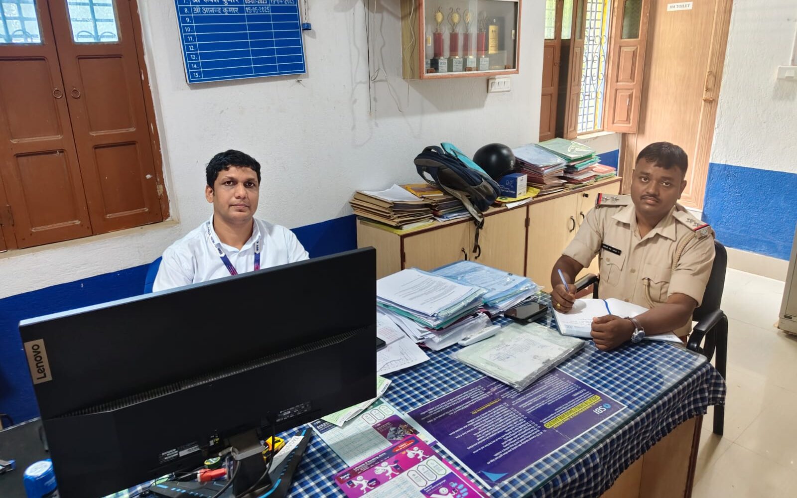 Sahibganj: उधवा में बैंकों की सुरक्षा पर पुलिस की पैनी नजर, थाना प्रभारी ने किया औचक निरीक्षण