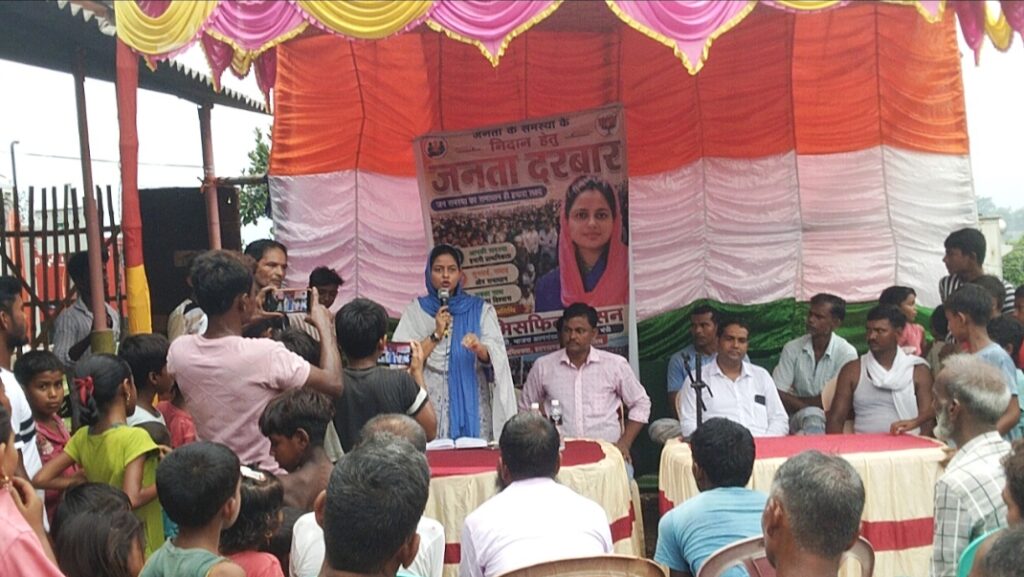 Pakur: BJP leader Misfika Hasan held a 'Janata Darbar' (public grievance redressal meeting) in Sangrampur, where she listened to villagers' complaints regarding issues ranging from the drinking water crisis to certificate-related problems.
