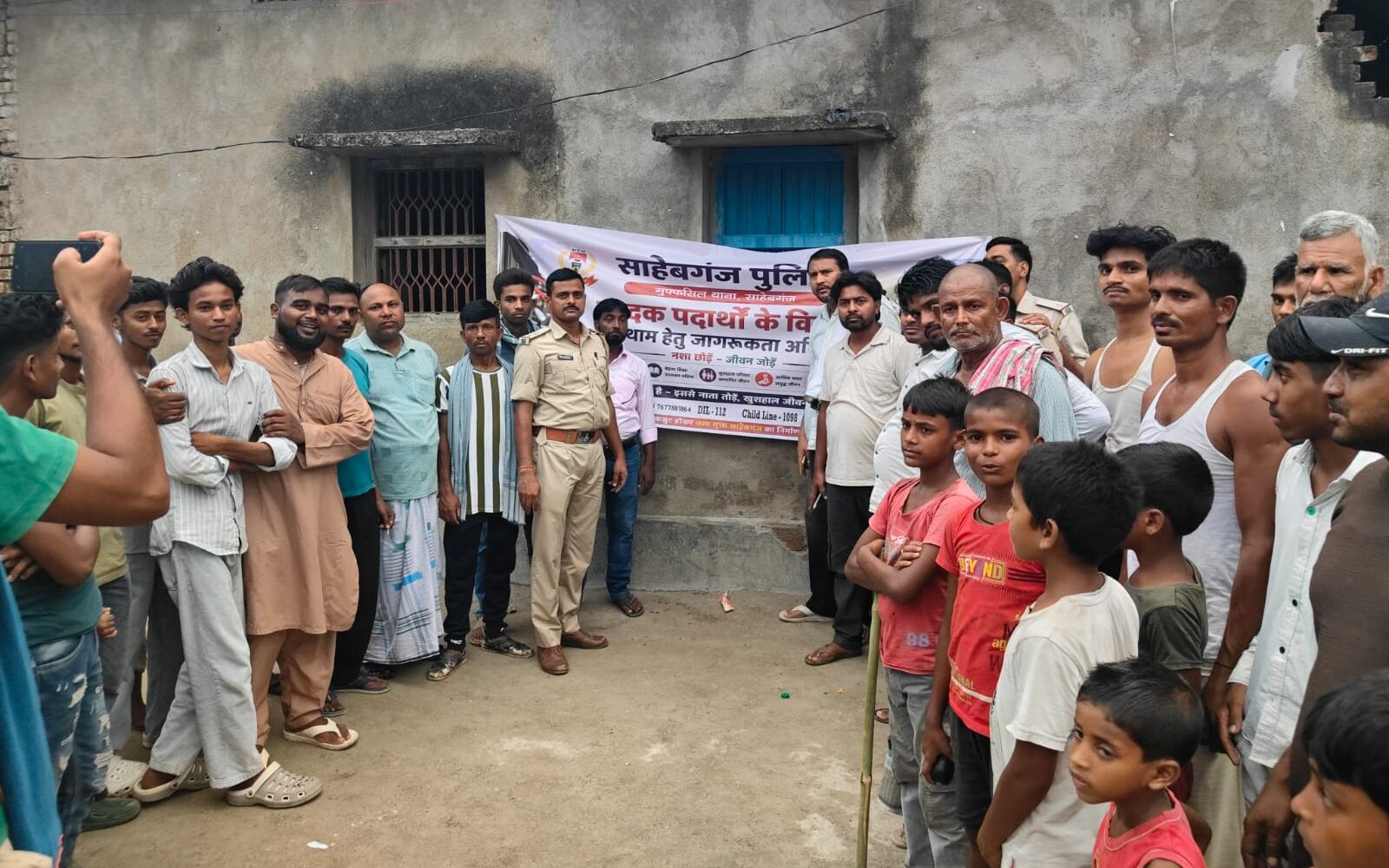 Mufassil Police intensify anti-drug campaign in Sahibganj; people take a pledge for a drug-free society near Badi Imambara.