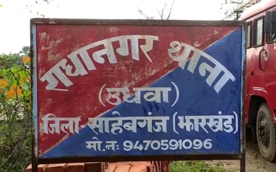 Sahibganj: Youth's body found hanging from a tree in Udhwa's Khatti Tola; police working to unravel the mystery behind the death.