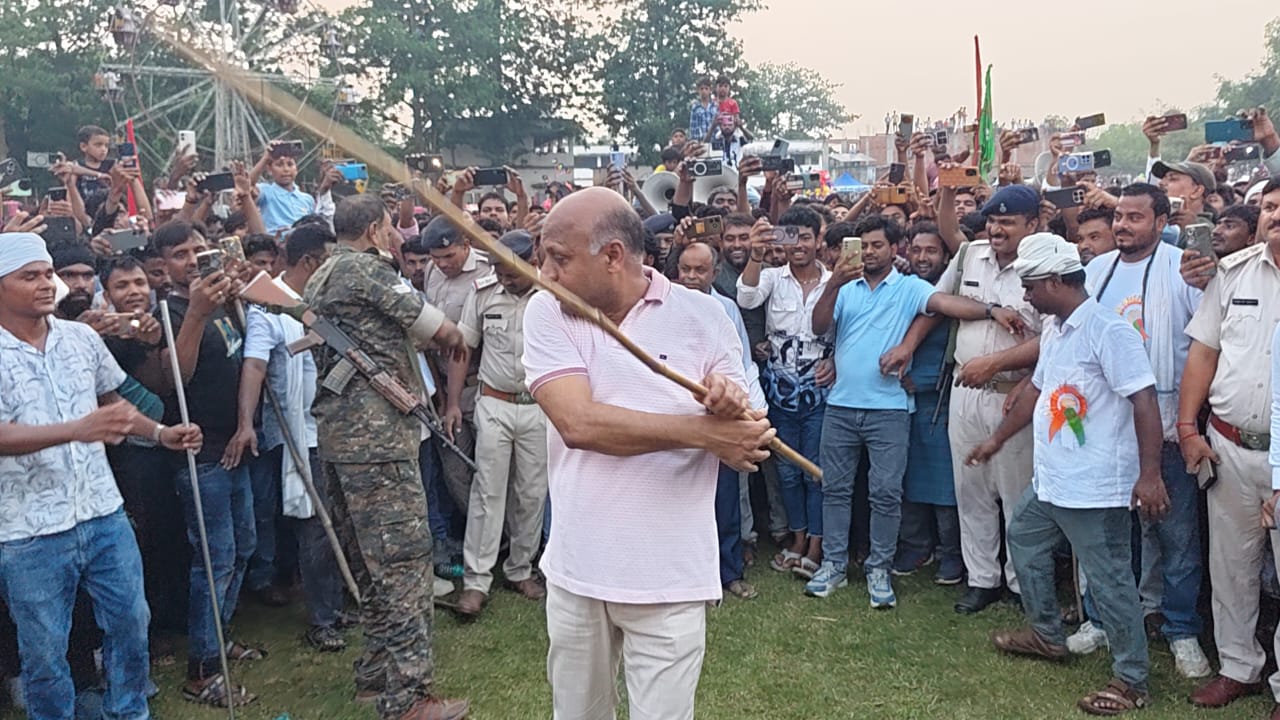 Sahibganj: MLA MT Raja immersed in the spirit of Muharram; boosted the morale of participants by demonstrating lathi skills at the akhada.