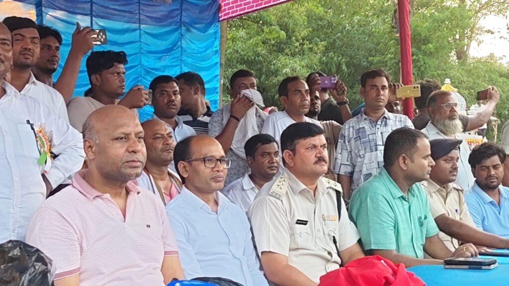 Sahibganj: MLA MT Raja immersed in the spirit of Muharram; boosted the morale of participants by demonstrating lathi skills at the akhada.