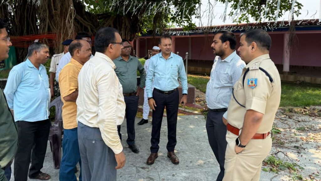 Sahibganj: The DC and SP arrived at Bhognadih and issued strict instructions regarding the safety and amenities for devotees attending the Hul Diwas celebrations.