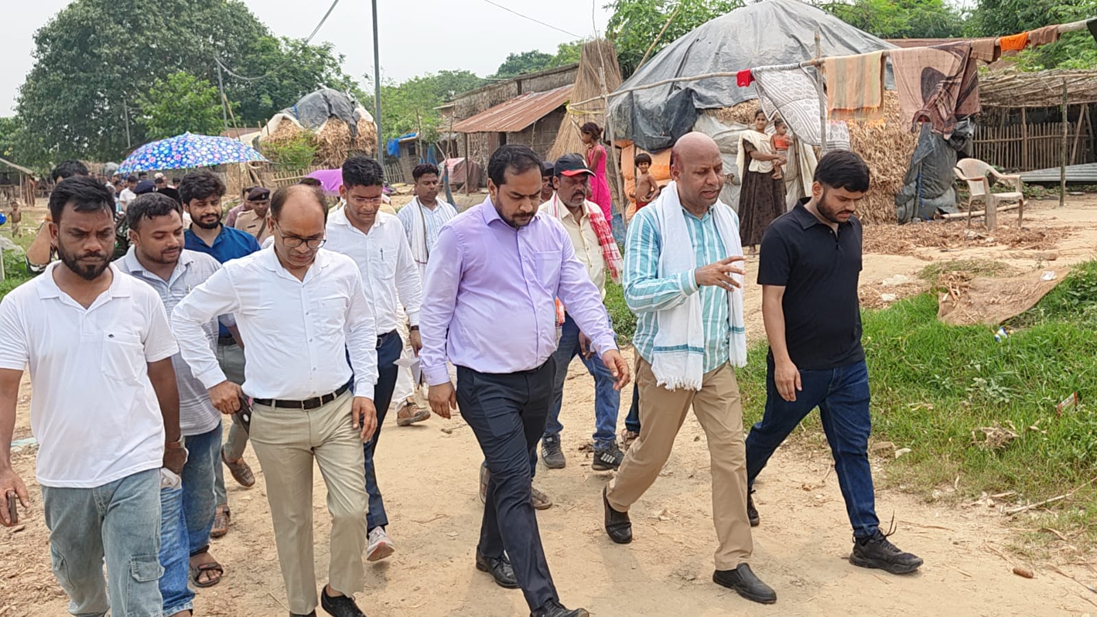 Sahibganj: गोलढाब चुआर दियारा में सोलर लाइट, स्वास्थ्य और पेयजल व्यवस्था होगी मजबूत, विधायक एमटी राजा और डीसी ने सुनी ग्रामीणों की समस्याएं